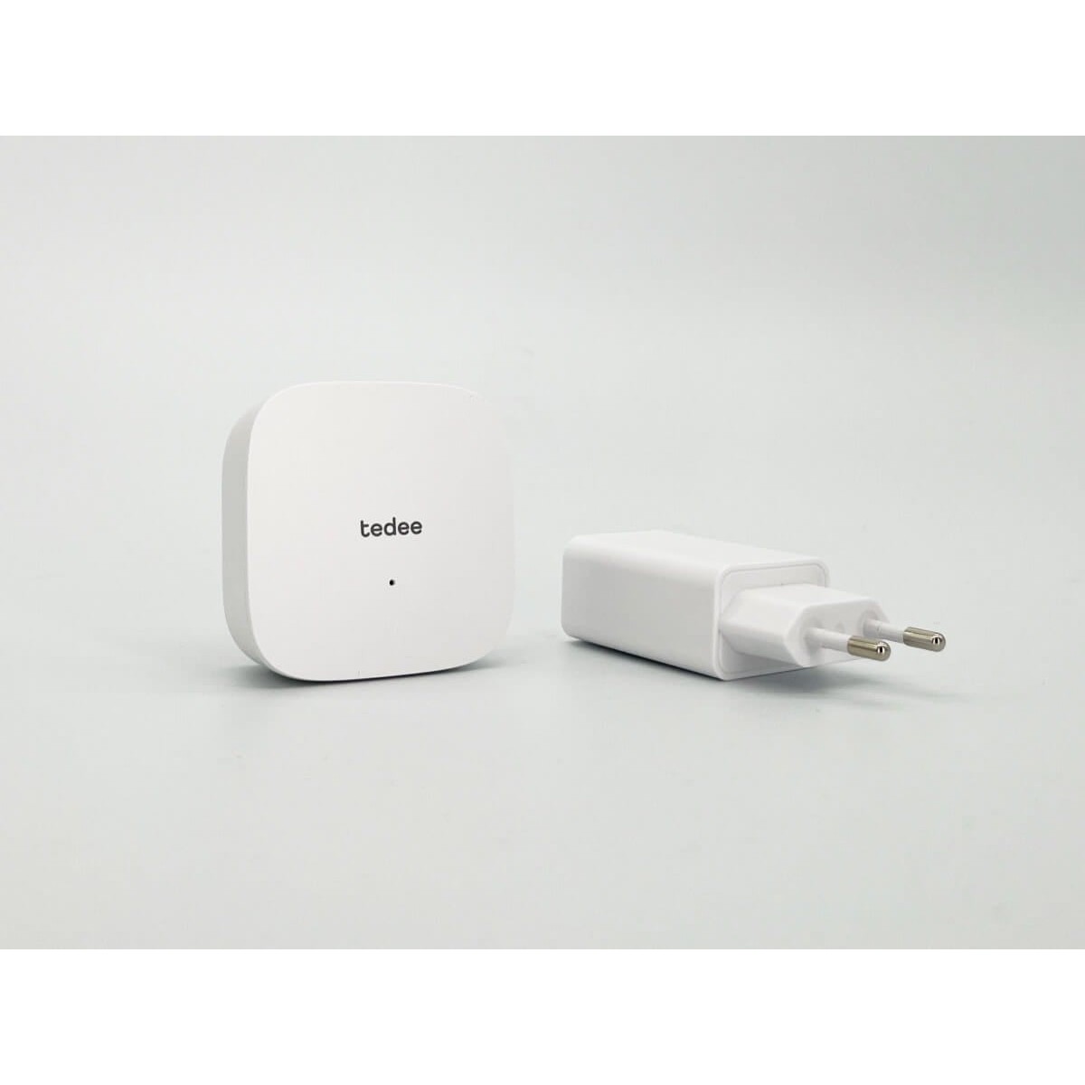 TEDEEBRIDGE Tedee Bridge Wi-Fi set europeo con alimentatore tipo C/E/F Tedee Bridge Wi-Fi set europeo con alimentatore tipo C/E/F